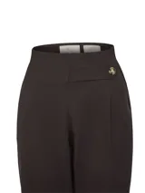 Pantalón recto de tiro alto color marrón, confeccionado con mezcla de lana y poliéster reciclado. Cuenta con pretina limpia, botón lateral decorativo y cierre invisible.