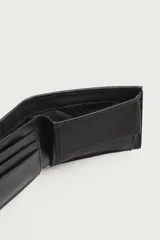 Billetera plegable de diseño minimalista con acabado texturizado. Cuenta con compartimento para billetes, ranuras para tarjetas y monedero con cierre de clip.