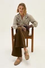 Ballerinas de cuero color camel con diseño de doble tira con hebillas metálicas y punta cuadrada.