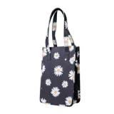 Bolso tipo matera con estampado multicolor, interior forrado en lona impermeable y bolsillo con cierre.