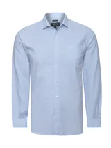 Camisa de manga larga de algodón celeste con sutil patrón a cuadros, cuello camisero, cierre frontal con botones y un bolsillo en el pecho con logo bordado.