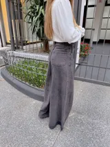 Pantalón de jean estilo wide leg en color gris oscuro con efecto lavado. Presenta un corte de tiro alto, costuras verticales marcadas en el frente y una silueta amplia y fluida.