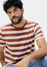 Remera de manga corta con cuello redondo y diseño a rayas horizontales color marrón y beige.