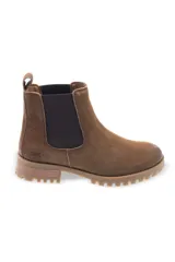 Bota tipo Chelsea de cuero negro con paneles laterales elásticos y suela de goma dentada.