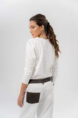 Remera manga larga color beige melange, confeccionada en algodón con spandex, con escote redondo y cartera delantera con botones y detalle de cordón tejido multicolor.