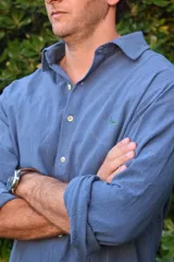 Camisa celeste de manga larga con cuello clásico y cierre con botones.