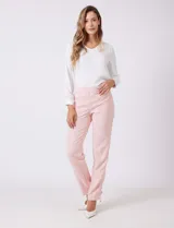 Pantalón sastrero de corte slim, color blanco, con pretina anatómica y panel interno modelador. Presenta bolsillos laterales tipo ojal, bolsillos traseros simulados y nervadura vertical marcada en el frente.