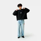 Camiseta de manga larga negra con corte "boxy fit" y estampado blanco en la espalda con el logo de "EMESTUDIOS".