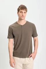 Remera manga corta de color taupe, con cuello redondo y cartera frontal de tres botones.