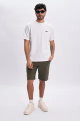 Bermuda casual verde de corte clásico con mezcla de lino, con bolsillos laterales y traseros.