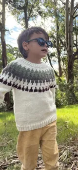 Sweater tejido a mano en lana merino color crudo, con diseño de guarda pampa en tonos verde, marrón y bordó en la parte superior.