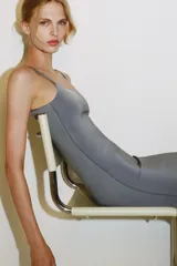 Vestido midi de punto color gris, ajustado, con escote redondo y tirantes finos dobles.