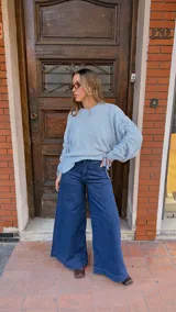 Jean de corte wide leg en azul oscuro, con tiro alto y diseño amplio en las piernas.