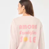 Buzo de lactancia de felpa color rosado, con cuello redondo y diseño cómodo. Estampado frontal con la palabra 'AMORE' con una margarita en lugar de la letra 'O'.