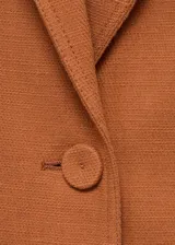 Chaqueta de estilo sastre color tostado, con cuello de solapa, cierre frontal de botón, manga larga y tres bolsillos de parche frontales. Presenta un diseño entallado con forro interior.