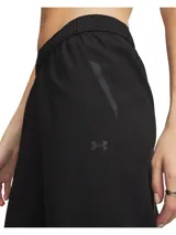 Pantalón deportivo tipo jogger Under Armour modelo Unstoppable Woven, color negro, de corte relajado con cintura elástica y puños elastizados en los tobillos.