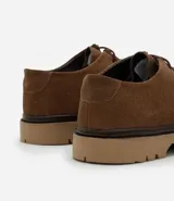 Zapato moc toe de cuero gamuzado color marrón, con cordones y suela de goma gruesa.