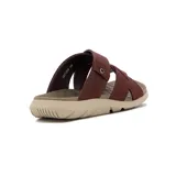 Sandalia de hombre color marrón oscuro con tiras cruzadas de material sintético y suela gruesa de goma en tono beige.