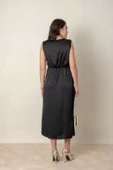 Vestido midi negro de satén, corte recto, sin mangas, con lazo lateral y cuello redondo.