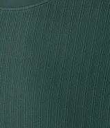 Remera de manga corta, cuello redondo y calce ajustado (slim fit), color gris claro, con textura acanalada vertical.