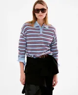 Jersey de punto celeste con rayas horizontales marrones y finas rayas blancas, cuello polo con solapa y cierre frontal de botones cortos, y mangas largas.