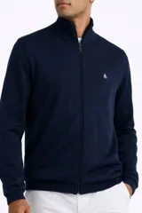 Cardigan de punto con cuello alto y cierre frontal completo, de manga larga con puños y ruedo acanalados. Presenta un pequeño logo bordado en el pecho.