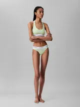 Bralette deportivo de algodón modal, sin forro ni relleno, con diseño de espalda cruzada y banda elástica distintiva de la marca con logo estampado.