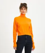 Blusa básica de punto marca Blue Steel, con cuello alto y manga larga. Confeccionada en tejido de punto recto con textura suave y cómoda.