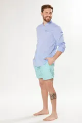 Short de baño celeste estampado con diseño minimalista, cintura elastizada con cordón de ajuste y bolsillos laterales.