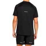 Remera Asics de hombre color celeste, de corte clásico y mangas cortas. Presenta el logo de la marca reflectante en el pecho y detalles de diseño en las mangas.