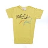 Remera amarilla de algodón con cuello redondo y mangas cortas. Estampado frontal con la frase "What makes you free?" en letras negras, rojas y celestes.