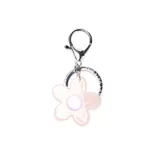 Llavero con dije en forma de flor de resina color rosa con centro lila, unido a una argolla metálica plateada con cierre de mosquetón.