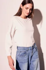 Remera color crudo de algodón y elastano, de corte recto y mangas 3/4.