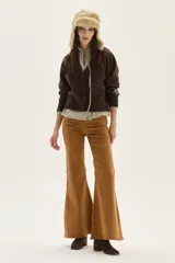 Cardigan de tejido de punto en color marrón, con cuello en V, cierre frontal de botones y detalle de bordado en una de las mangas.