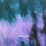 Tapado largo de lana merino afieltrada color gris con toques de amarillo. Diseño abierto al frente, de corte amplio y mangas largas.