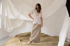 Camisa de manga corta color rosa claro con rayas verticales blancas y estampado de anclas negras.