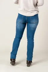 Pantalón de jean azul claro, corte recto y cuatro bolsillos.