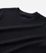 Remera color arena de corte regular, cuello redondo y manga corta. Tejido con textura vertical.