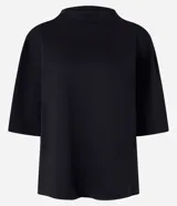 Remera de corte holgado y diseño básico, confeccionada en algodón. Presenta cuello redondo y mangas cortas con caída relajada.