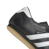 Zapatillas Adidas de taekwondo, color negro con las tres tiras blancas y detalles en blanco en el talón.