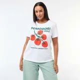 Remera de manga corta color blanco con cuello redondo y estampa frontal con diseño de tomates y la frase 'Pomodori e Sole' junto con 'Vivere lento, mangiare bene'.