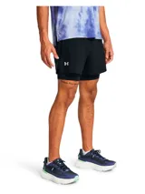 Short deportivo 2 en 1 Under Armour, compuesto por un short exterior ligero de tejido técnico y un short interior de compresión integrado. Presenta cintura elástica con cordón interno, bolsillos laterales y logo reflectante en el frente.
