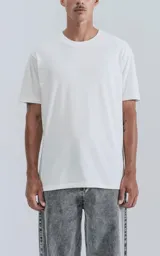 Remera de manga corta y cuello redondo, color blanco, con calce regular y un recorte sutil en la espalda.