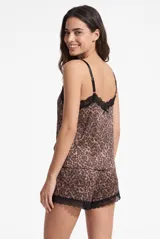 Pijama set Rufi de satén con estampado animal print tipo leopardo, compuesto por una musculosa con tirantes regulables y detalle de encaje negro en el escote, y un short con elástico en la cintura y terminación de encaje negro en el ruedo.