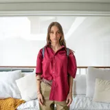 Mochila de cuero sintético color azul con diseño acolchado de rombos en el frente. Cuenta con bolsillo frontal con broche magnético, asa de mano superior y correas regulables. El compartimento principal incluye bolsillos internos con cierre y divisiones.