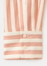 Camisa de lyocell semitransparente con estampado de rayas en tonos marrones y blancos, cuello camisero, manga larga y cierre frontal con botones.