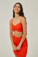 Top corto color naranja, con breteles finos y fruncido en el busto.