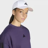 Gorra de béisbol blanca con visera curva y cierre ajustable en la nuca. Presenta el logotipo de las tres barras de Adidas bordado en negro en el panel frontal.