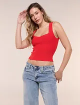 Musculosa Allie Rose de tejido acanalado en tono rojo vibrante, con corte entallado al cuerpo, escote corazón y breteles anchos.