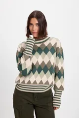 Sweater de punto con diseño de rombos en tonos marrones y beige, cuello redondo y puños anchos con detalle de rayas horizontales.